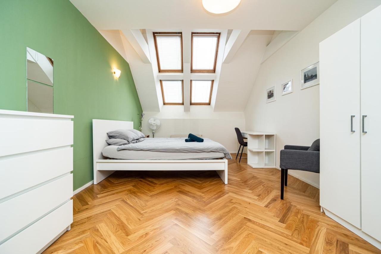 Central, Spacious, Modern 5 Bedrm Duplex W/balcony Apartamento