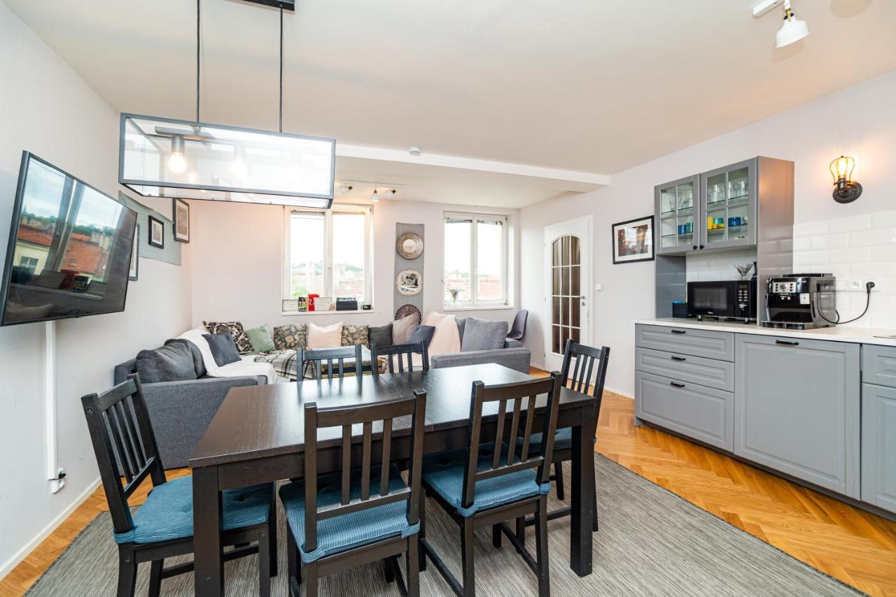 Apartamento Central, Spacious, Modern 5 Bedrm Duplex W/balcony *