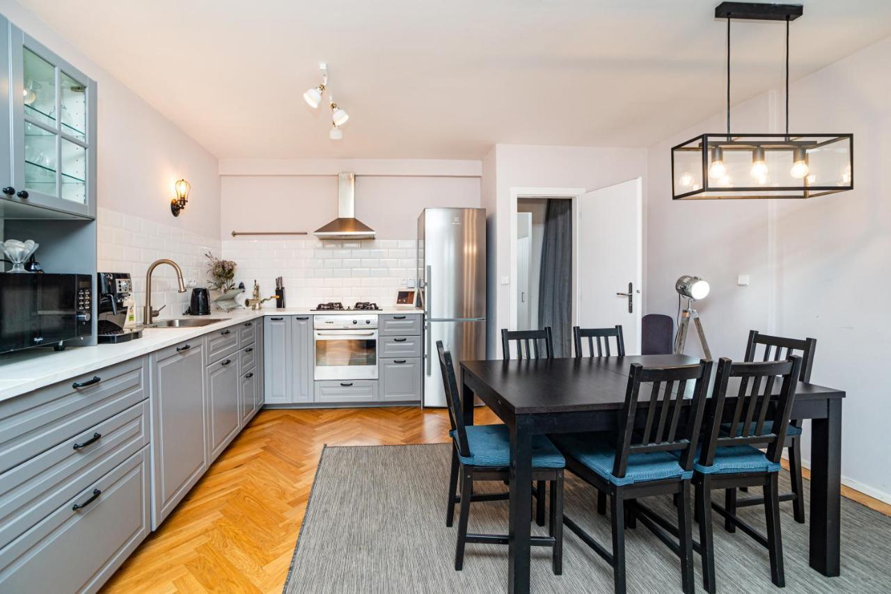 Apartamento Central, Spacious, Modern 5 Bedrm Duplex W/balcony