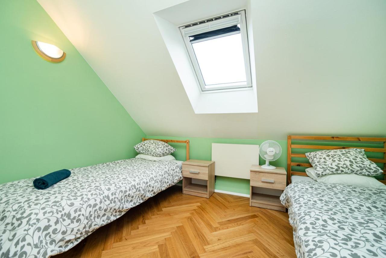 Central, Spacious, Modern 5 Bedrm Duplex W/balcony Apartamento *